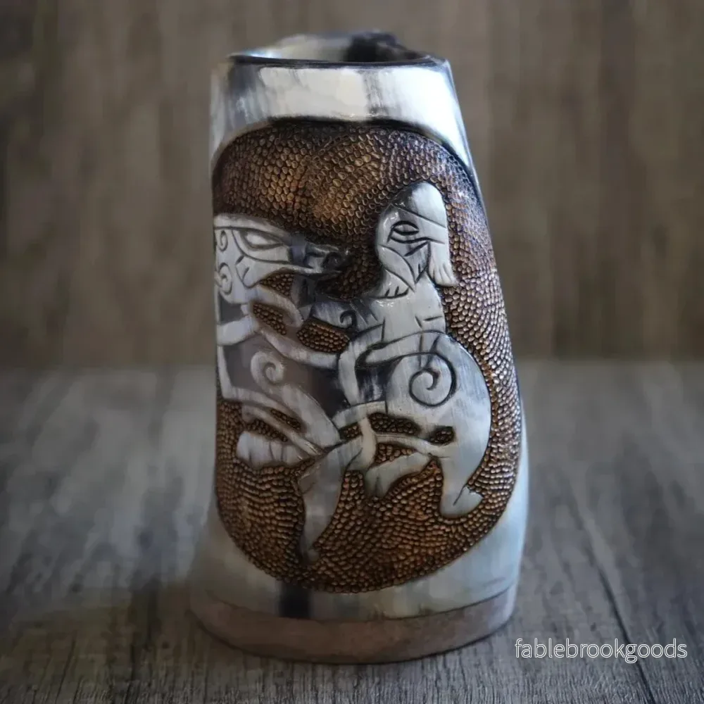 Handsnidad hornmugg, Thyr och fenris Handsnidad hornmugg, Thyr och fenris