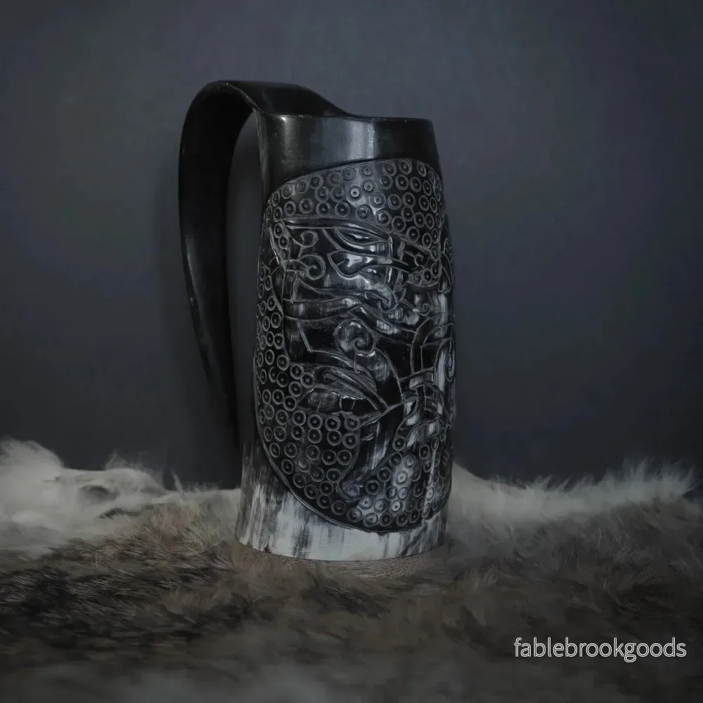 Handsnidad hornmugg, Thyr och fenris
