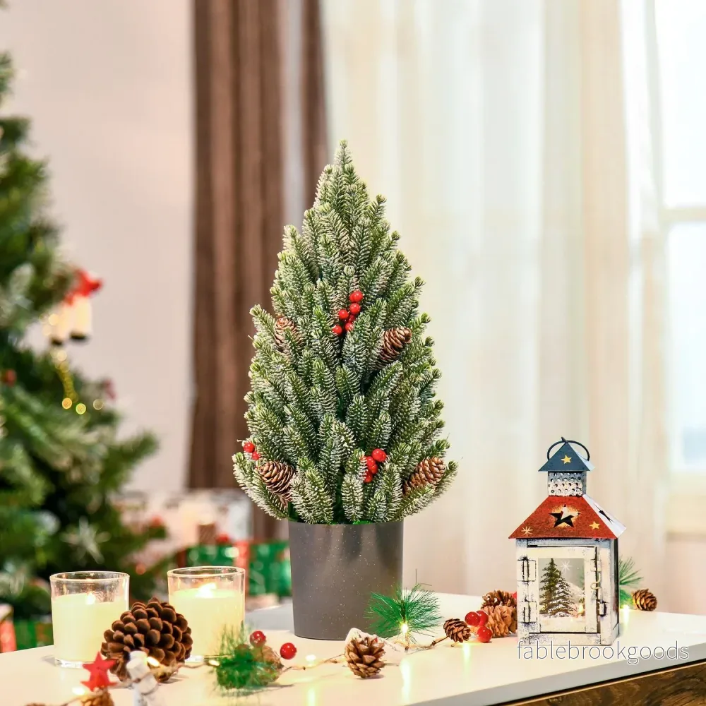 Snötäckt bordsjulgran med bär och tallkottar - Bild 2