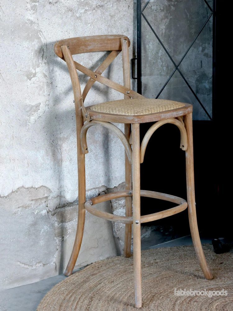 Fransk barstol i lantlig stil, set om 2