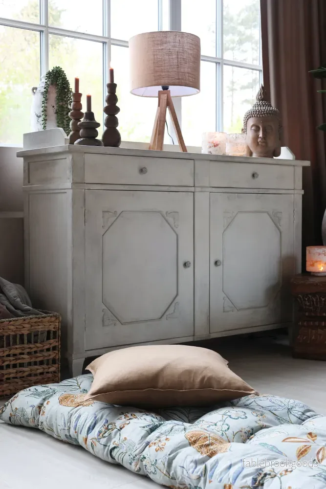 Fransk vit skänk i romantisk lantlig stil - Bild 3