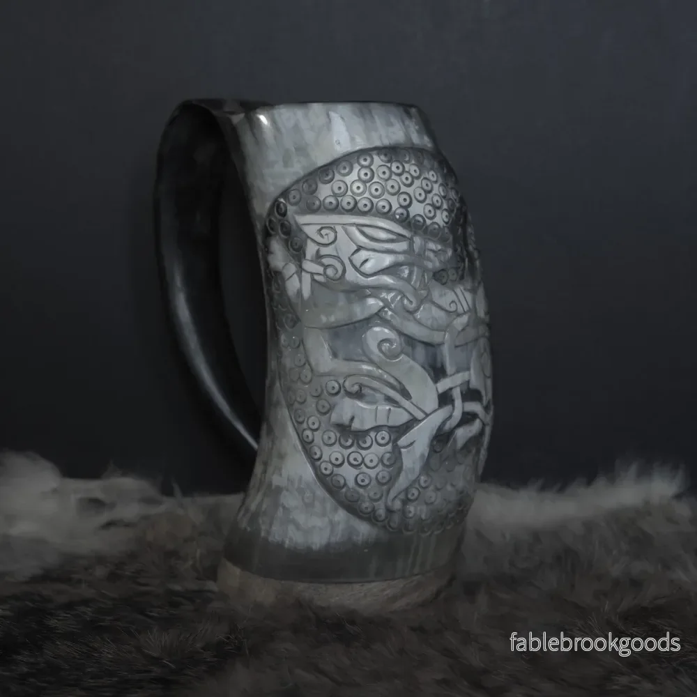 Handsnidad hornmugg, Thyr och fenris