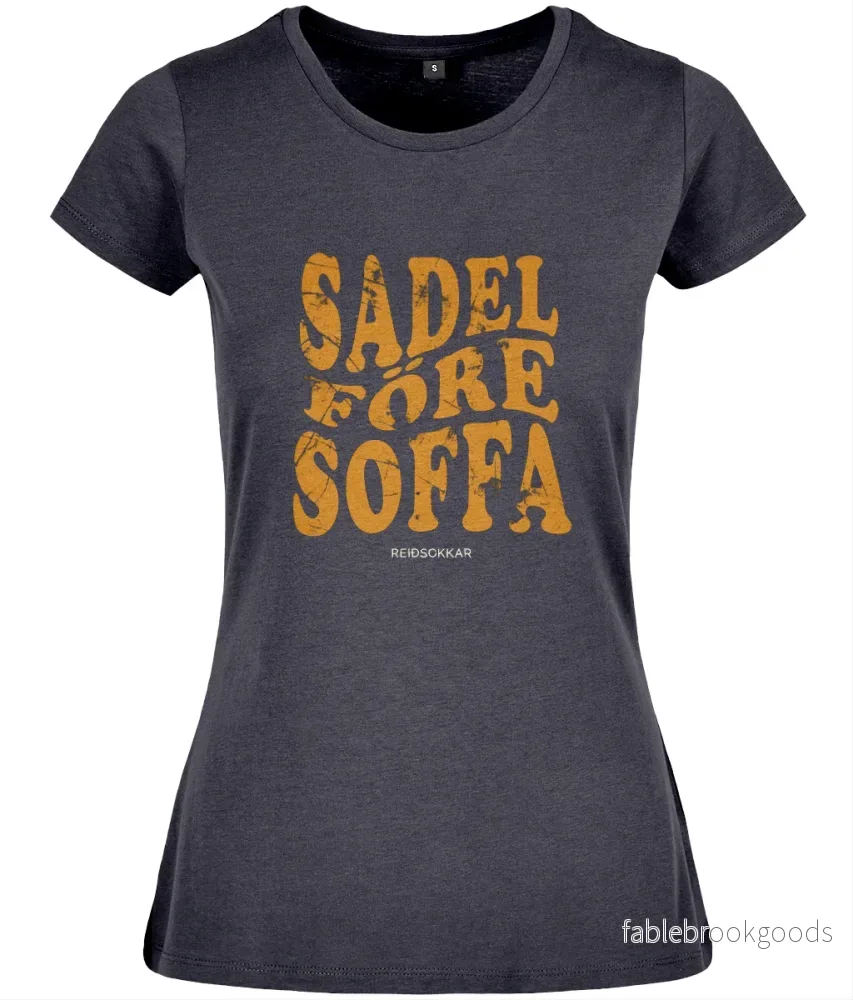 T-shirt Formsydd ”Sadel Före Soffa” T-shirt Formsydd ”Sadel Före Soffa”