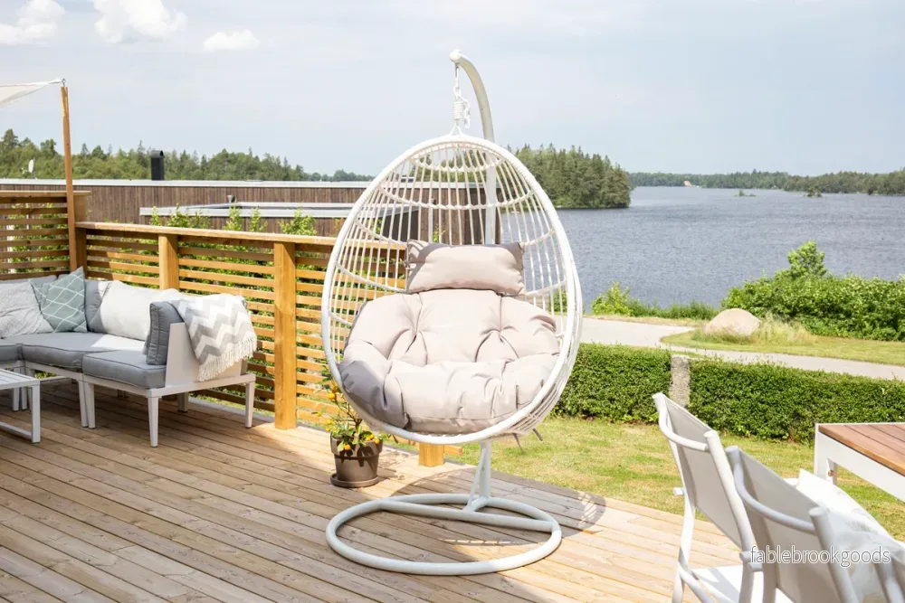 Viga Hängstol Vit – Elegant Hänggunga i Konstrotting med Kudde | Venture Home