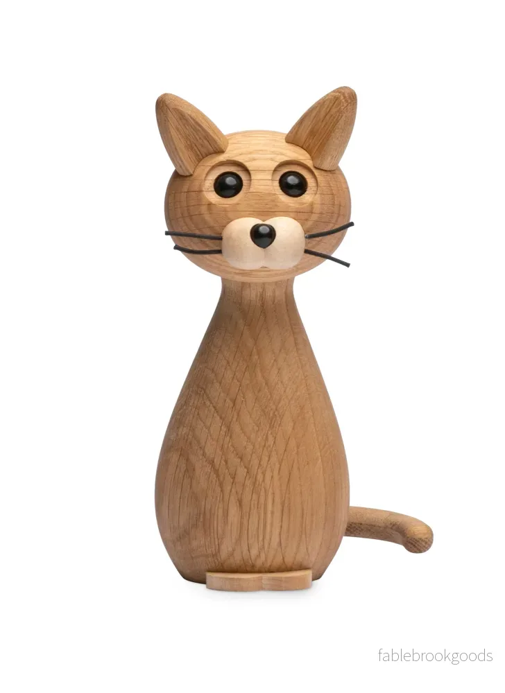 Brave – Träkatt Dekoration 24 cm FSC® Brave – Träkatt Dekoration 24 cm FSC®