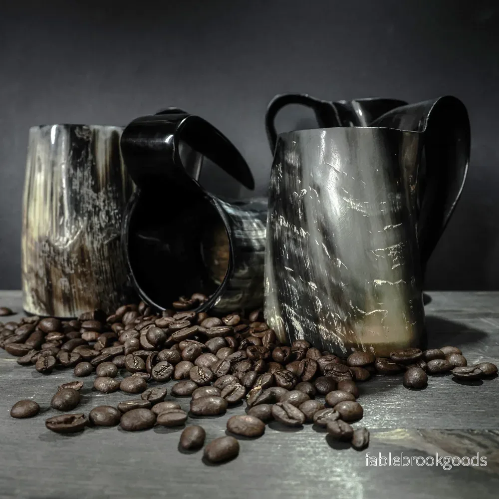 Set med 4 mörka kaffemuggar i horn, ca 250 ml