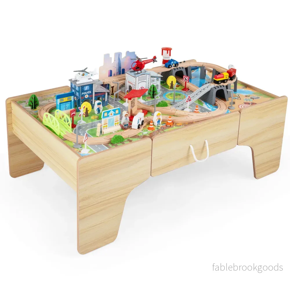 Trälekbord, – 110‑delat barnjärnvägsset med stor inbyggd låda, – 107 x 63 x 40 cm