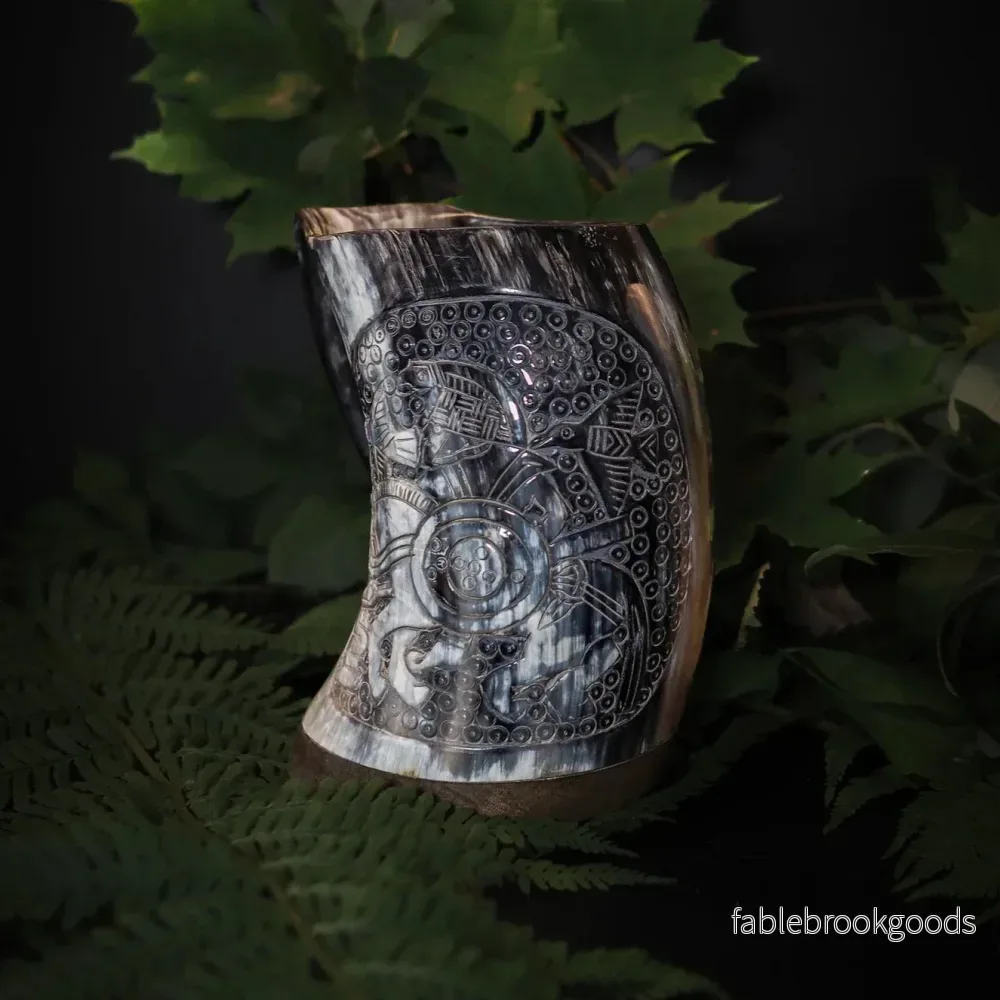 Handsnidad hornmugg, Odin till häst Handsnidad hornmugg, Odin till häst