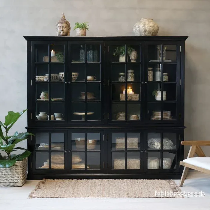 Svart vitrinskåp i lantlig stil – 220 cm