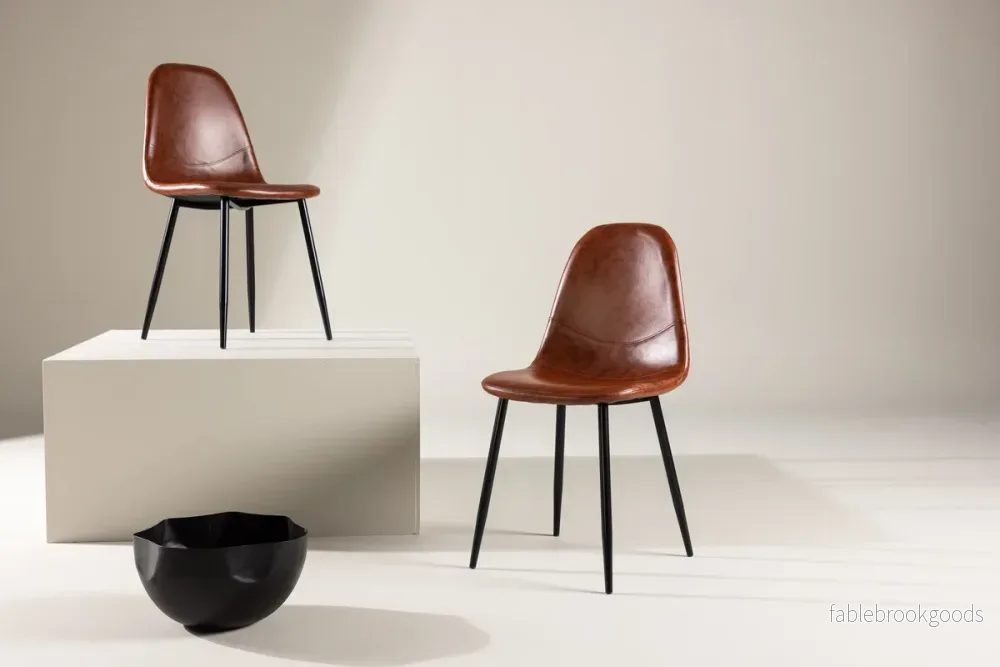 Polar Matstolar 2-pack Brun PU med Svarta Metallben | Venture Home