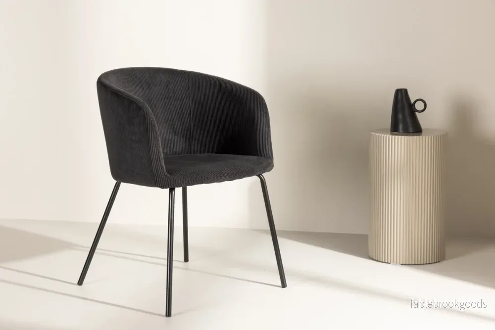 Berit Matstol Svart – Modern Klädd Matstol i Sammet | Venture Home