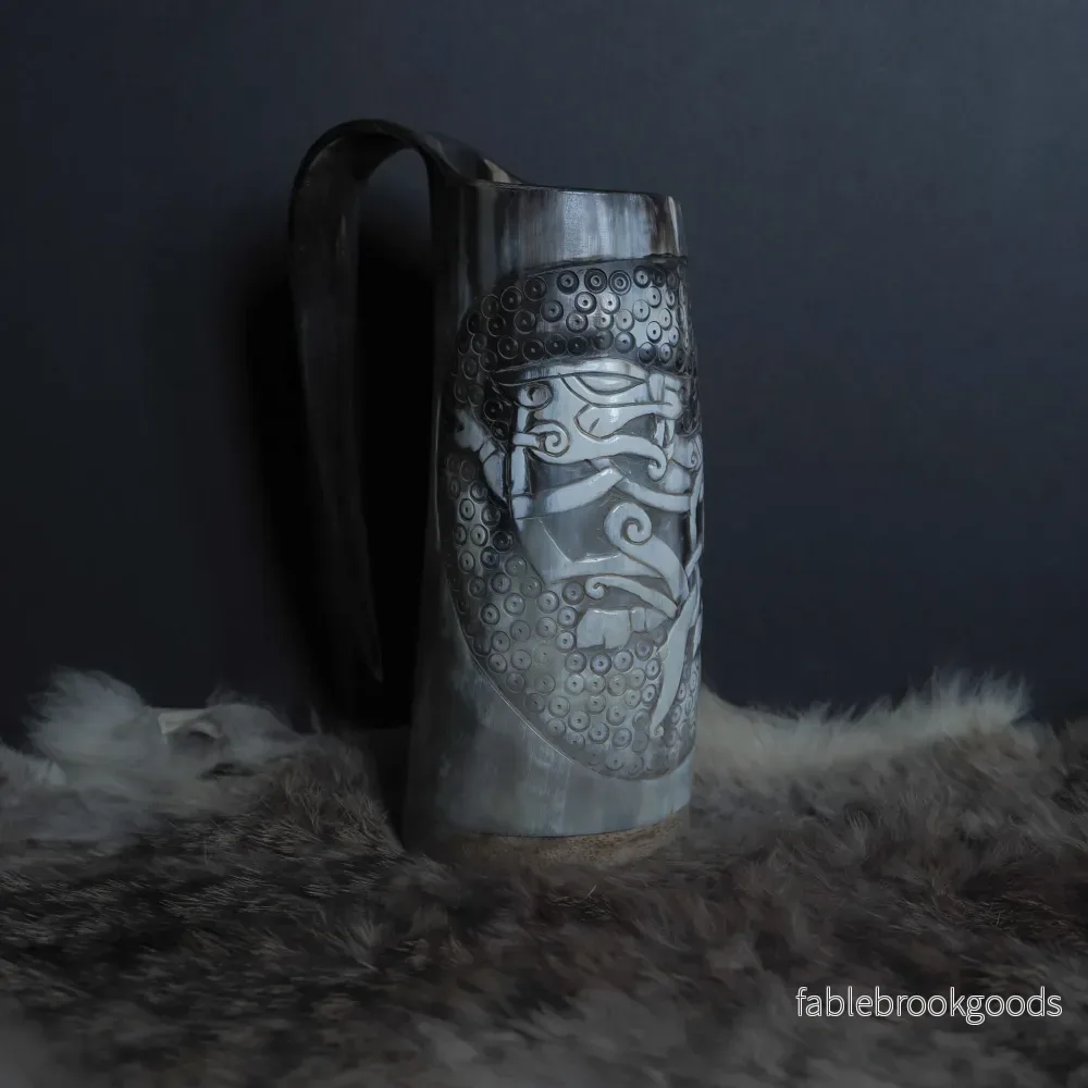 Handsnidad hornmugg, Thyr och fenris