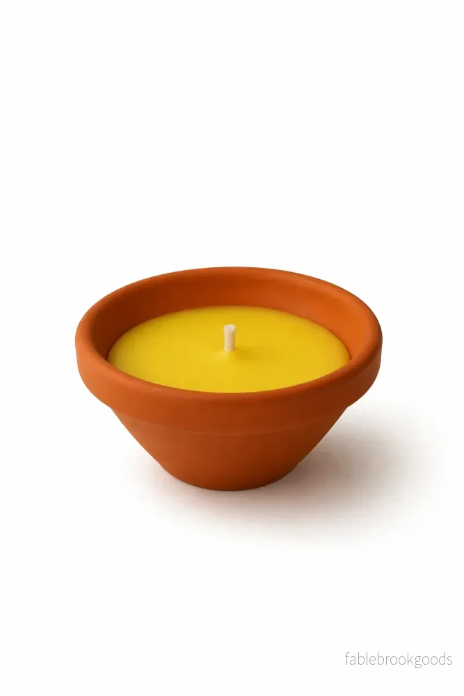 Doftljus Citronella i terrakottakruka 55×120 mm (natural) från Roura Doftljus Citronella i terrakottakruka 55×120 mm (natural) från Roura