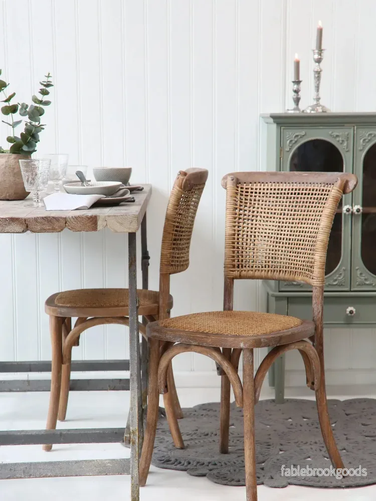Fransk matstol i lantlig tidlös design, set om 2